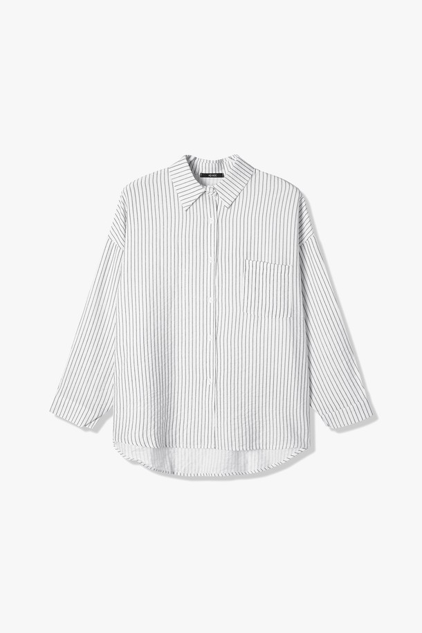 여성 스트라이프 베이직 셔츠(HB3LS51)는 부드러운 촉감의 면과 폴리에스테르 혼방 소재로 제작되어 봄, 여름 시즌에 시원하게 착용할 수 있습니다. IVORY, BEIGE 두 가지 색상으로 출시되었으며, 레귤러핏과 칼라넥 디자인, 긴 소매, 스트라이프 패턴으로 베이직하면서도 세련된 스타일을 연출합니다. 통기성이 좋고 피부에 닿는 착용감이 뛰어나며, 다양한 하의와 매치하여 데일리룩을 완성할 수 있습니다.
