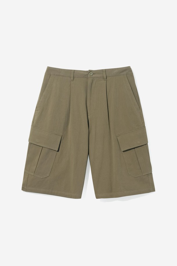 남녀공용 카고 포켓 버뮤다 팬츠[DK-BEIGE](UB4SP85_27)는 캐주얼한 무드의 베이지 컬러 버뮤다 팬츠입니다. 루즈핏으로 편안한 착용감을 선사하며, 봄, 여름 시즌에 적합합니다. 넉넉한 카고 포켓 디테일이 특징으로, 여행룩, 휴가룩, 캠핑룩 등 다양한 TPO에 활용 가능합니다. 미니멀, 워크웨어 스타일을 즐기는 분들께 추천하며, 데일리룩으로도 손색없는 아이템입니다.
