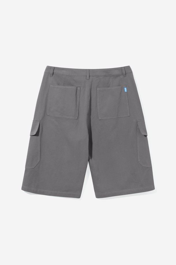 남녀공용 카고 포켓 버뮤다 팬츠[DK-KHAKI](UB4SP85_64)는 여름철 일상, 휴가, 여행 등 다양한 TPO에 활용하기 좋은 5부 기장의 캐주얼 팬츠입니다. 카키 컬러의 무지 디자인으로 미니멀하고 시티보이 스타일을 연출하기 용이하며, 레귤러 핏으로 편안한 착용감을 선사합니다. 넉넉한 수납을 돕는 카고 포켓 디테일이 특징이며, 밴딩 처리가 없는 디자인입니다.
