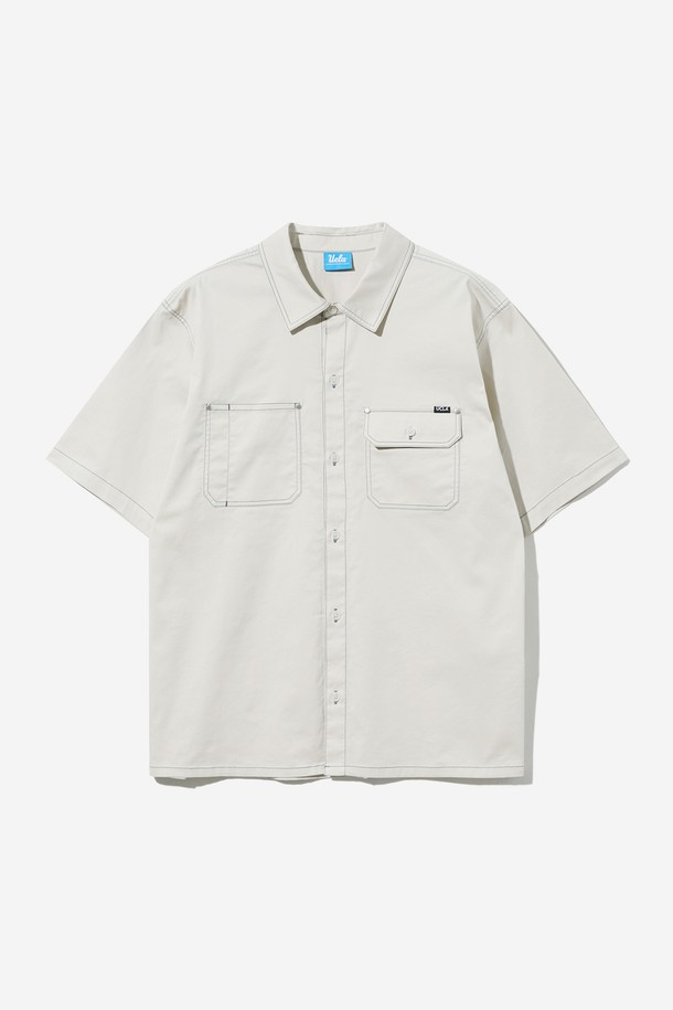남녀공용 코튼 혼방 트윌 반팔 워크셔츠는 편안한 착용감과 스타일리시함을 동시에 만족시키는 아이템입니다. 부드러운 면, 폴리에스테르, 폴리우레탄 혼방 소재로 제작되어 흡습 기능과 부드러운 촉감을 제공합니다. 셔츠 칼라와 루즈핏 디자인은 캐주얼한 무드를 연출하며, 톤온톤 컬러의 'LT-BEIGE'와 'KHAKI' 두 가지 색상으로 출시되었습니다. 양쪽 포켓 디테일이 돋보이며, 여름철 동네 마실룩이나 여행룩, 또는 미니멀, 워크웨어 스타일을 즐기는 분들께 추천합니다. 세미 오버사이즈 핏으로 편안하게 착용 가능합니다.

