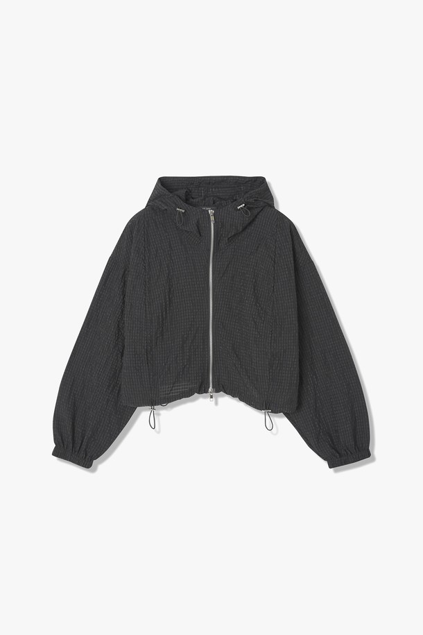 여성 패턴물 경량 후디 점퍼(HB5UJA6)는 화이트, 그레이, 블랙 세 가지 색상으로 출시된 캐주얼 스타일의 후디 점퍼입니다. 얇고 부드러운 폴리에스터 소재로 제작되어 봄, 여름, 가을 계절에 가볍게 걸치기 좋으며, 레귤러핏과 루즈핏 두 가지 핏으로 편안함을 제공합니다. 경량, 후드, 반투명 디자인에 집업 여밈 방식으로 실용성을 더한 제품입니다.
