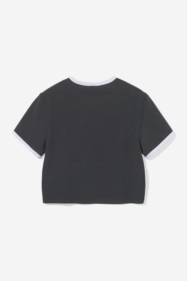 **여성 크레스트 칼 로고 크롭 슬림핏 티셔츠[BLACK]**는 베이직한 스타일의 여성 티셔츠입니다. 봄, 여름, 가을 계절에 어울리며, 일상에서 편안하게 착용할 수 있습니다. 부드러운 면 소재로 제작되어 촉감이 좋고, 얇은 두께감으로 시원하게 입을 수 있습니다. 크롭 기장과 슬림핏 디자인으로 여성스러운 실루엣을 연출하며, 넥라인과 소매 배색 포인트가 돋보입니다. 가슴 부분의 로고 디테일이 특징이며, 데이트룩, 카페룩 등 다양한 TPO에 활용하기 좋은 캐주얼, 미니멀 스타일의 티셔츠입니다.
