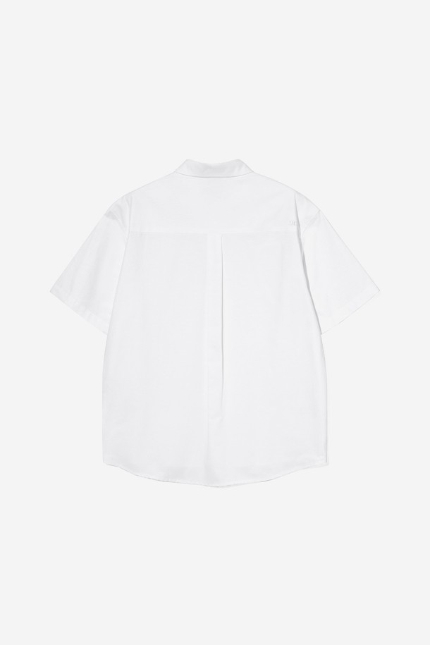 옥스포드 오버핏 반팔 셔츠[O-WHITE](UB4SS80_33)는 베이직하고 캐주얼한 스타일을 추구하는 남녀 모두에게 적합한 상의입니다. 면 소재의 얇은 두께감으로 봄, 여름 시즌에 시원하게 착용할 수 있으며, 레귤러 기장과 반소매 디자인으로 편안한 착용감을 제공합니다. 깔끔한 무지 디자인과 화이트 컬러는 어떤 스타일에도 쉽게 매치할 수 있으며, 출근룩과 비즈니스 캐주얼, 캐주얼, 미니멀, 클래식 스타일 연출에 활용하기 좋습니다. 옥스포드 원단 특유의 질감으로 고급스러움을 더한 오버핏 셔츠입니다.
