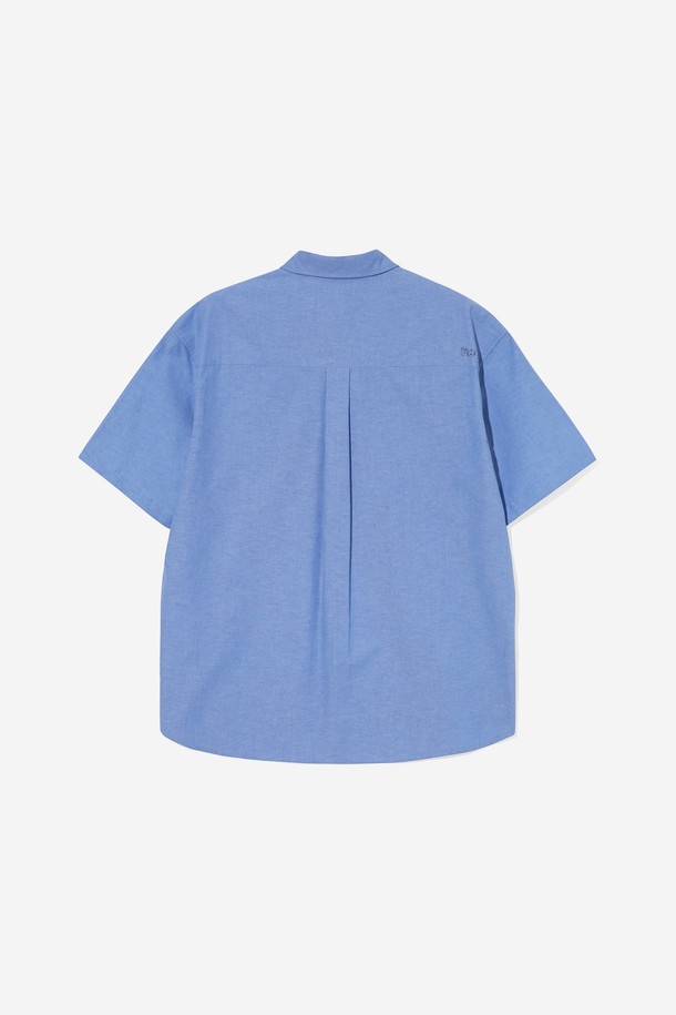 **옥스포드 오버핏 반팔 셔츠[BLUE](UB4SS80_43)**는 캐주얼하고 미니멀한 스타일을 추구하는 분들을 위한 셔츠입니다. 얇고 부드러운 면 소재로 제작되어 봄, 여름 시즌에 시원하게 착용하기 좋습니다. 무지 디자인에 오버핏으로 편안한 착용감을 선사하며, 카라넥과 반소매 기장으로 깔끔한 느낌을 줍니다. 시원한 블루 컬러는 어떤 스타일에도 잘 어울려 데일리 셔츠로 활용하기 좋습니다. 옥스포드 소재 특유의 고급스러운 질감이 돋보이는 제품입니다.
