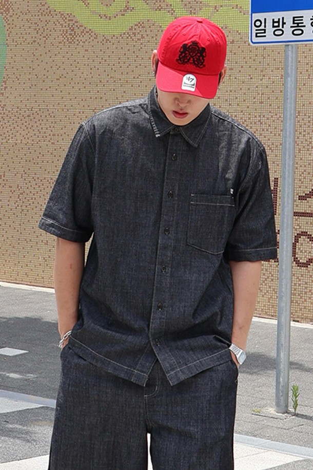 남녀공용 쿨프래쉬 세미 오버핏 경량 데님 반팔 셔츠[BLACK](UB5SS84_39)는 시원한 여름을 위한 필수템입니다. 가볍고 통기성이 뛰어난 데님 소재에 쿨프래쉬 기능까지 더해져 쾌적한 착용감을 선사합니다. 차이나 칼라 디자인과 무지 패턴으로 미니멀하고 캐주얼한 스타일을 연출하며, 여행룩과 휴가룩에 활용하기 좋습니다. 오버핏으로 편안함은 물론, 시티보이 스타일까지 완성할 수 있습니다. 블랙 컬러는 어떤 옷에도 잘 어울려 데일리 셔츠로 제격입니다.
