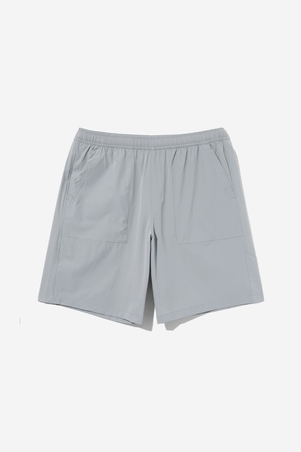 남녀공용 나일론 스판 4부 풀밴딩 팬츠[LT-GREY](UB3SP95_34)는 여름철 일상, 여행 및 휴가, 산책 시 편안하게 착용하기 좋은 4부 기장의 팬츠입니다. 라이트 그레이 컬러의 무지 디자인으로 캐주얼하고 미니멀한 스타일을 연출합니다. 나일론과 스판덱스 혼방 소재로 제작되어 활동성이 뛰어나며, 풀밴딩 처리로 편안한 착용감을 제공합니다. 레귤러핏으로 제작되어 편안한 착용감을 선사하며, 데일리룩으로 활용하기 좋습니다. 가볍고 시원한 착용감으로 여름철 스타일링에 실용성을 더해보세요.
