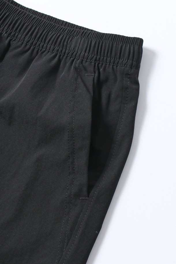 **남녀공용 나일론 스판 4부 풀밴딩 팬츠[BLACK](UB3SP95_39)**

일상, 휴가, 여행 등 다양한 TPO에 활용하기 좋은 남녀공용 4부 반바지입니다. 부드러운 촉감의 나일론 스판 소재로 제작되어 편안한 착용감을 선사합니다. 허리 전체가 밴딩 처리되어 활동성을 높였으며, 베이직하고 캐주얼한 스타일로 어떤 상의와도 쉽게 매치할 수 있습니다. 얇은 두께감으로 여름철 시원하게 착용 가능하며, 레귤러핏으로 편안한 핏을 제공합니다. 무지 디자인의 블랙 컬러로 미니멀한 스타일을 연출해보세요.
