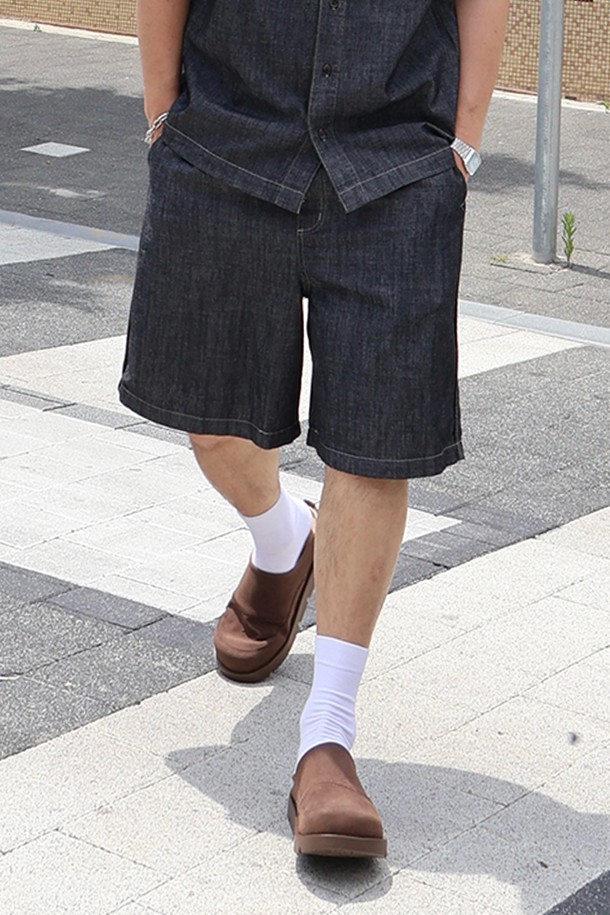 남녀공용 쿨프래쉬 풀밴딩 경량 데님 버뮤다 팬츠[BLACK] (UB5DH84_39)는 봄, 여름, 가을 시즌에 편안하게 착용할 수 있는 데일리 버뮤다 팬츠입니다. 부드러운 촉감의 레이온, 면, 폴리에스터 혼방 소재로 제작되어 가볍고 시원한 착용감을 제공합니다. 허리 전체가 밴딩 처리되어 활동성을 높였으며, 블랙 색상에 레귤러핏으로 캐주얼하고 베이직한 스타일을 연출합니다. 5부 기장으로 시원하며, 백 포켓 자수 디테일과 사이드 파이핑으로 포인트를 더했습니다. 동네 마실룩, 여행룩 등 다양한 TPO에 활용하기 좋은 아이템입니다.
