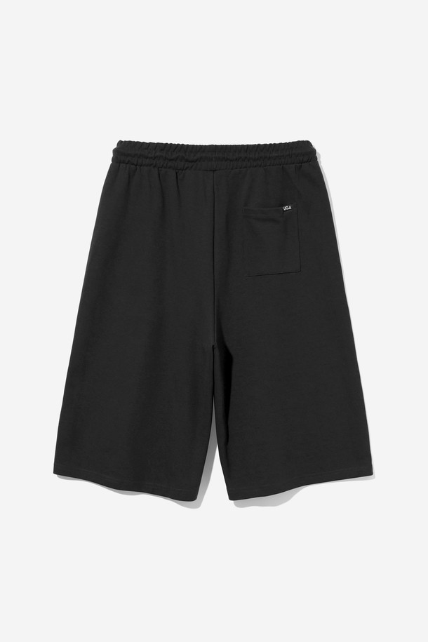 남녀공용 풀밴딩 버뮤다 팬츠입니다. 편안한 착용감을 선사하는 풀밴딩 디자인과 활동성을 높여주는 원턱 디테일이 특징입니다. 캐주얼하고 미니멀한 스타일로 여행룩, 휴가룩 등 다양한 TPO에 활용하기 좋습니다. 시원한 5부 기장과 블랙 컬러로 어떤 상의와도 쉽게 매치할 수 있으며, 봄, 여름 시즌에 적합합니다. 레귤러핏으로 제작되어 편안한 착용감을 제공합니다.
