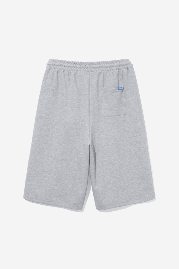 남녀공용 풀밴딩 버뮤다 팬츠입니다. 편안한 착용감을 선사하는 풀밴딩 디자인과 시원한 5부 기장으로 여름철 데일리룩에 제격입니다. 캐주얼한 무드의 그레이 컬러에 원턱 디테일을 더해 미니멀하고 시티보이 스타일을 연출하기 좋습니다. 휴가룩, 캠핑룩 등 다양한 TPO에 활용 가능하며, 루즈핏으로 편안함을 강조했습니다.
