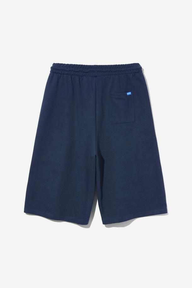 다크블루 색상의 남녀공용 풀밴딩 원턱 버뮤다 팬츠입니다. 넉넉한 루즈핏으로 편안한 착용감을 선사하며, 여름철 캐주얼, 미니멀, 리조트 스타일을 연출하기 좋습니다. 여행, 휴가, 바캉스룩에 활용하기 좋은 5부 기장의 버뮤다 팬츠는 무지 디자인으로 어떤 상의와도 쉽게 매치됩니다. 풀밴딩 허리 디자인과 원턱 디테일로 활동성을 높였습니다.
