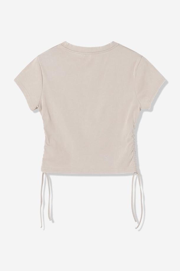 베이직한 무드의 여성 반팔 티셔츠입니다. 부드러운 면 소재에 얇은 두께감으로 봄, 여름 시즌 시원하게 착용 가능합니다. 좌우 셔링 디테일이 더해진 크롭 기장의 레귤러핏 라운드넥 디자인으로 캐주얼한 스타일을 연출해보세요.
