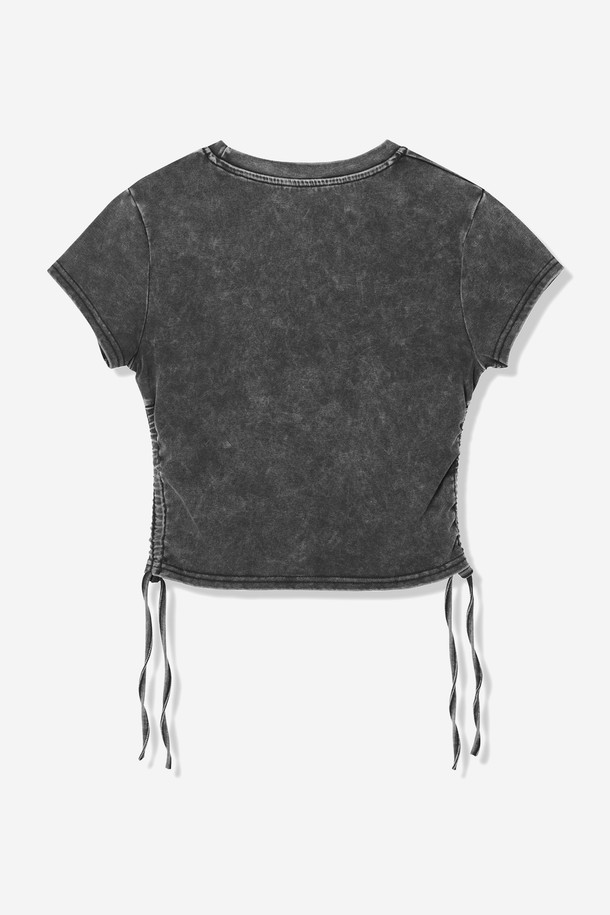 여성스러운 실루엣을 연출하는 블랙 컬러의 크롭 기장 반팔 티셔츠입니다. 부드러운 면 소재로 제작되어 얇고 가볍게 착용 가능하며, 캐주얼한 무드를 더합니다. 좌우 셔링 디테일이 특징이며, 라운드넥 디자인으로 봄, 여름 시즌 데일리룩에 활용하기 좋습니다.
