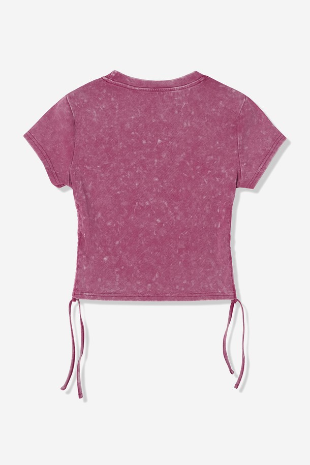 여성스러운 무드를 연출하는 좌우 셔링 디테일의 피그먼트 반팔 티셔츠입니다. 부드러운 촉감의 면, 폴리에스테르 혼방 소재로 제작되었으며, 크롭 기장과 세미 루즈핏으로 편안하게 착용 가능합니다. 베이지, 블랙, 와인 3가지 색상으로 출시되었으며, 봄, 여름, 가을 계절에 일상복으로 활용하기 좋습니다.
