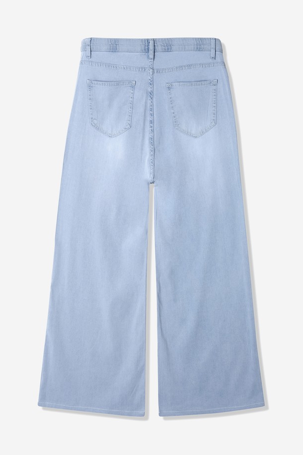 여성 라이트 세미 와이드핏 밴딩 팬츠(HB6LP54)는 봄, 여름 시즌에 적합한 세미 와이드 핏의 긴 바지입니다. 레이온, 폴리에스터, 폴리우레탄 혼방 소재로 제작되어 부드러운 촉감을 선사하며, 가볍게 착용할 수 있습니다. 캐주얼하고 도시적인 스타일을 연출할 수 있으며, 데님 패턴으로 디자인되었습니다. 허리 밴딩 처리로 편안함을 더했으며, 밝은 컬러의 경우 비침이 있을 수 있으니 이너 착용을 권장합니다. 일상 및 캐주얼 용도로 활용하기 좋은 아이템입니다.
