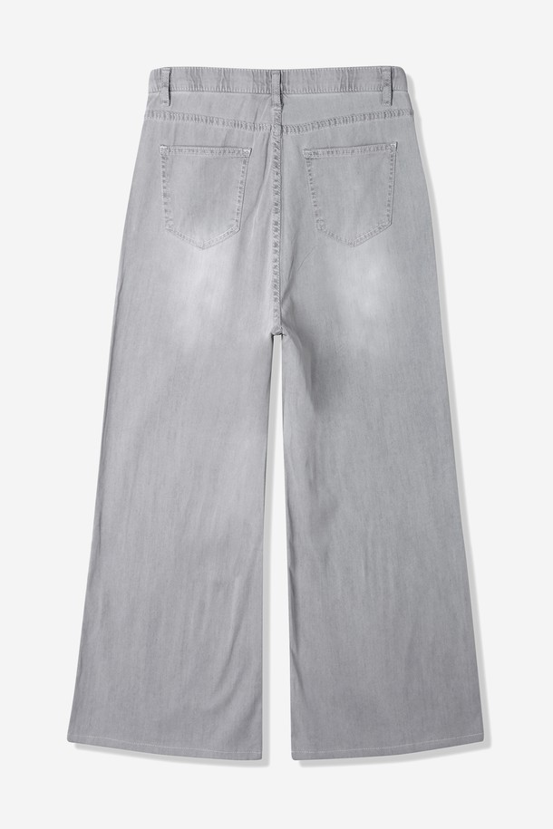 여성 라이트 세미 와이드핏 밴딩 팬츠(HB6LP54)는 편안함과 스타일을 모두 갖춘 데님 팬츠입니다. 라이트 그레이 컬러에 얇은 두께감으로 봄, 여름에 시원하게 착용하기 좋습니다. 무지 디자인에 세미 와이드핏으로 캐주얼하고 베이직한 스타일을 연출하며, 밴딩 처리로 편안한 착용감을 제공합니다. 일상생활은 물론, 가벼운 여행 시에도 활용하기 좋은 아이템입니다. 라이트 워싱 디테일이 더해져 한층 더 세련된 느낌을 줍니다.
