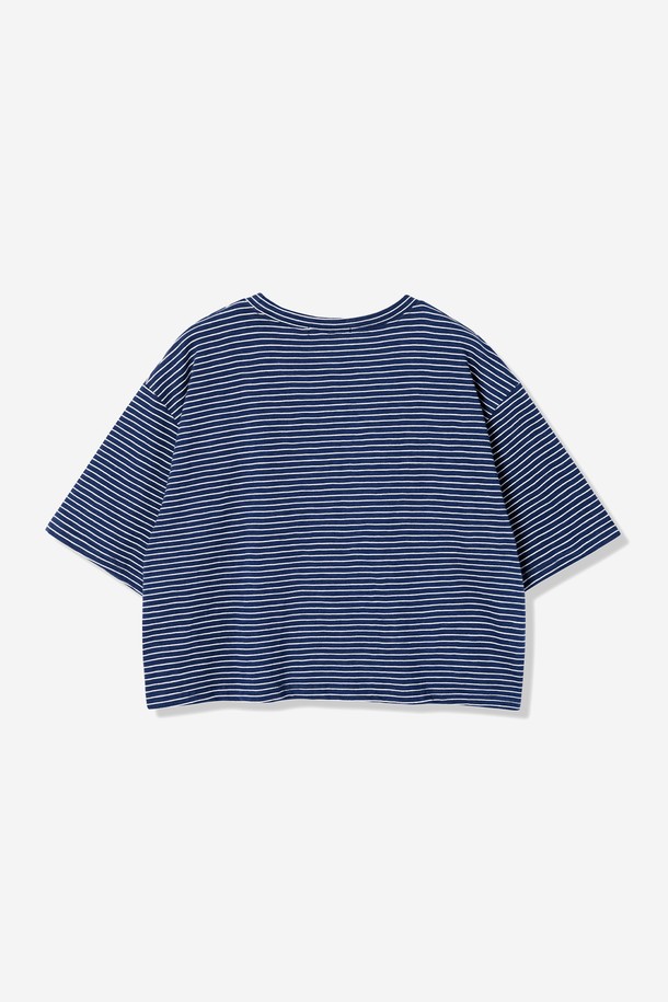 **여성 스트라이프 자수 7부 소매 티셔츠(HB6ST56)**는 캐주얼, 미니멀, 클래식 스타일을 선호하는 여성분들을 위한 상의입니다. 아이보리, 네이비 두 가지 색상으로 출시되었으며, 봄, 여름, 가을 계절에 활용하기 좋습니다. 얇은 두께의 면 소재로 제작되어 부드러운 촉감을 선사하며, 라운드넥과 루즈핏 디자인으로 편안한 착용감을 제공합니다. 마린룩, 캐주얼 무드를 연출할 수 있으며, 고양이 자수 디테일이 돋보입니다. 7부 소매 기장으로 활동성을 높였으며, 여행룩, 산책룩 등 다양한 TPO에 매치하기 좋습니다. 밝은 색상의 경우 비침이 있을 수 있으니 이너웨어를 착용하는 것을 권장합니다.
