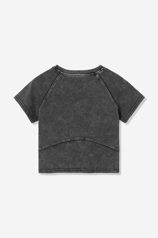 여성 멀티 절개 피그먼트 반팔 티셔츠(HB6STA3)는 캐주얼한 스타일의 여름 상의입니다. 얇은 두께감의 면 소재로 제작되었으며, 무지 디자인에 레귤러핏으로 편안하게 착용할 수 있습니다. 라운드 넥에 반소매 기장, 크롭 기장으로 시원하고 스타일리시하게 연출하며, 피그먼트 워싱 처리로 빈티지한 느낌을 더했습니다.
