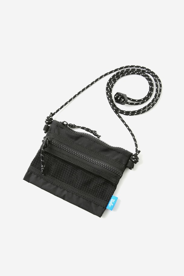 UCLA 사코슈백[BLACK](UBRAG65_39)은 남성용 가방으로, 여행룩, 산책룩, 출근룩에 모두 잘 어울리는 크로스백입니다. 블랙 색상의 무지 디자인에 나일론 소재를 사용하여 캐주얼, 미니멀, 시티보이 스타일을 연출하기 좋습니다. 가방은 사각 모양에 지퍼형 잠금 방식으로, 숄더 스트랩과 크로스백 기능을 갖춘 스몰 사이즈의 실용적인 아이템입니다. 데일리룩에 포인트 아이템으로 활용하거나 간단한 소지품을 휴대하기에 적합합니다.
