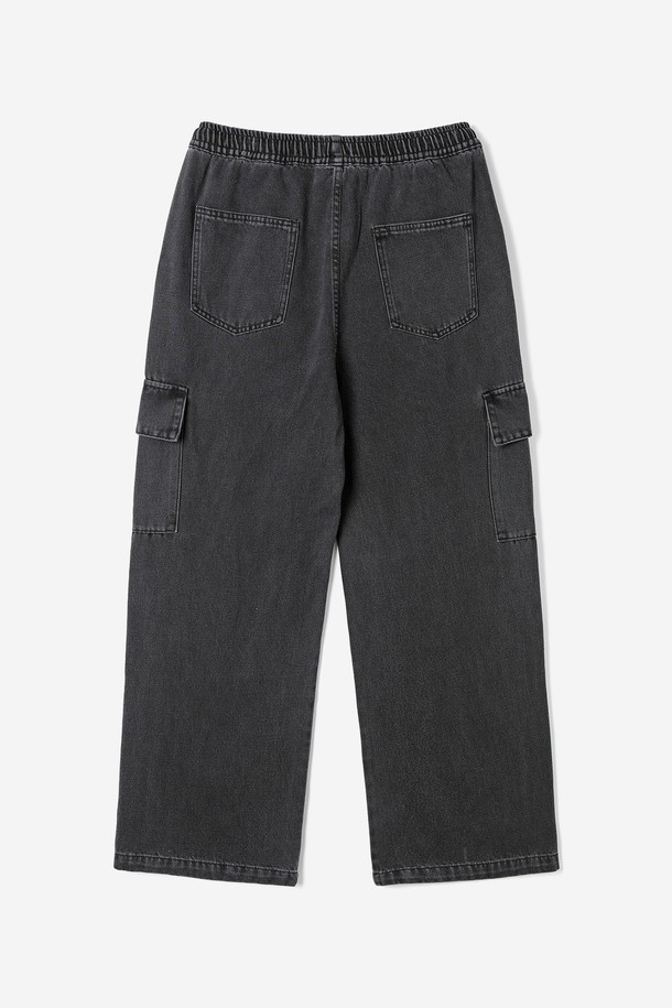 남성 원턱 풀밴딩 카고 팬츠(HB9LP06)는 캐주얼 스타일의 블랙 컬러 카고 팬츠입니다. 봄, 여름, 가을, 겨울 사계절 모두 착용 가능하며, 동네 마실룩에 적합합니다. 면과 폴리에스터 혼방 소재로 제작되어 적당한 두께감과 보통의 촉감을 제공하며 루즈핏으로 편안하게 착용할 수 있습니다. 허리 전체가 풀밴딩 처리되어 벨트 없이도 편안하며, 원턱 디테일과 입체적인 아웃포켓 디자인이 특징입니다. 과하지 않은 워싱으로 미니멀하고 클래식한 스타일을 연출할 수 있습니다.
