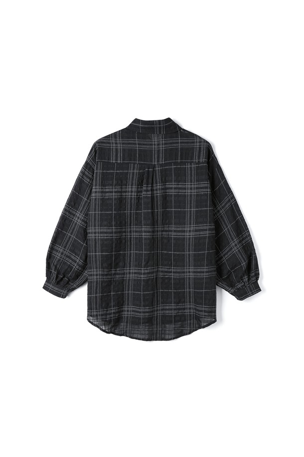 **여성 루즈핏 체크 긴팔 셔츠(HB6LS55)**는 베이직한 스타일의 여성 셔츠/블라우스로, 봄, 여름, 가을에 착용하기 좋습니다. 부드러운 면 소재로 제작되어 가볍고 편안하며, 루즈핏으로 활동성을 높였습니다. 블랙과 네이비 두 가지 색상으로 출시되었으며, 체크 패턴이 특징입니다. 일상뿐만 아니라 출근룩으로도 활용 가능한 클래식, 미니멀, 캐주얼 스타일의 긴팔 셔츠입니다. 비침이 거의 없고, 보통의 신축성을 가지고 있어 편안하게 착용할 수 있습니다.
