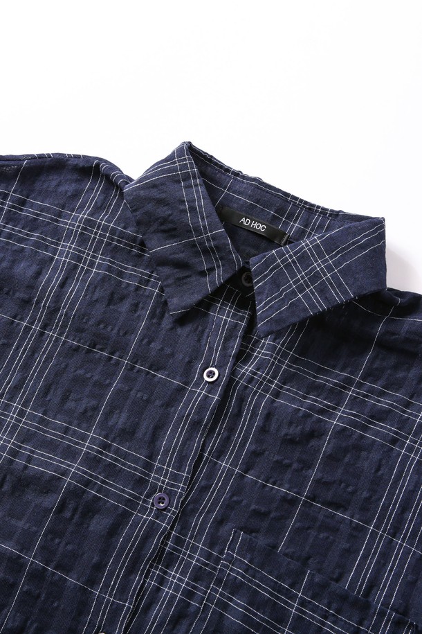 세련된 여성 루즈핏 체크 긴팔 셔츠(HB6LS55)입니다. 블랙과 네이비 두 가지 색상으로 만나볼 수 있으며, 면 소재로 제작되어 부드러운 촉감을 선사합니다. 차이나칼라 디자인과 캐주얼한 체크 패턴이 어우러져 베이직하면서도 세련된 스타일을 연출합니다. 봄, 여름, 가을, 계절에 구애받지 않고 데일리룩, 출근룩, 비즈니스 캐주얼 등 다양한 TPO에 활용 가능하며, 루즈핏으로 편안한 착용감을 제공합니다. 약간의 비침이 있을 수 있으며, 신축성은 없습니다.
