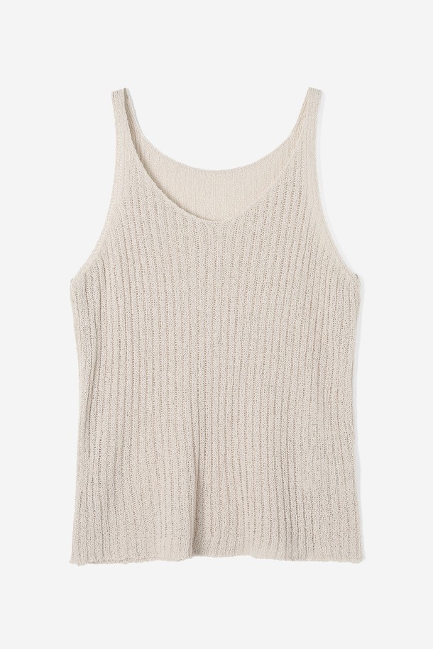 **여성 니트 앙상블 세트(HB8GDA1)**는 간절기 시즌에 적합한 여성 니트 앙상블 세트입니다. 아이보리, 베이지 컬러의 부드러운 니트 소재로 제작되어 포근한 착용감을 선사합니다. 크롭 기장의 브이넥 디자인에 골지 패턴과 긴 소매, 버튼 디테일이 더해져 미니멀하면서도 클래식한 스타일을 연출합니다. 얇은 두께감으로 봄, 가을에 가볍게 걸치기 좋으며, 크롭핏으로 트렌디함을 더했습니다. 일상에서 편안하게 착용하기 좋은 아이템입니다.
