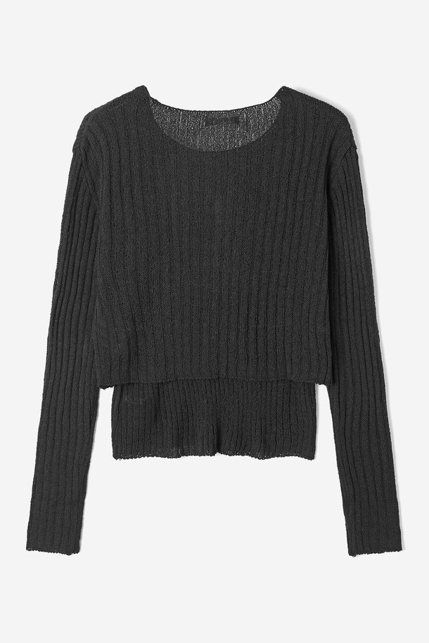 세련된 여성의 스타일을 완성하는 니트 앙상블 세트(HB8GDA1)입니다. 부드러운 촉감의 골지 니트 소재로 제작되어 봄, 가을 시즌에 적합하며, 크롭 기장의 브이넥 디자인이 시크한 매력을 더합니다. 긴 소매와 버튼 여밈 디테일이 돋보이며, 베이직한 디자인으로 데이트룩, 모임룩, 클래식, 미니멀, 캐주얼 등 다양한 스타일 연출에 활용할 수 있습니다. 블랙 컬러의 얇은 두께감으로 간절기에도 부담 없이 착용 가능합니다.
