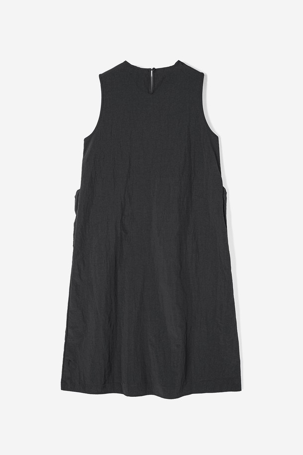 여성 슬리브리스 (슬리브리스는 민소매를 뜻합니다) 스트링 투포켓 원피스(HB8OP50)는 미니멀하고 베이직한 스타일의 원피스입니다. 차콜그레이와 블랙 두 가지 색상으로 제공되며, 부드러운 나일론 소재로 제작되어 편안한 착용감을 선사합니다. 얇은 두께감과 A라인의 스트레이트 핏으로 봄, 여름, 가을, 겨울 계절에 걸쳐 활용도가 높습니다. 라운드넥 디자인에 투포켓 및 스트링 디테일이 더해져 데이트룩, 카페룩 등 다양한 TPO에 잘 어울립니다.
