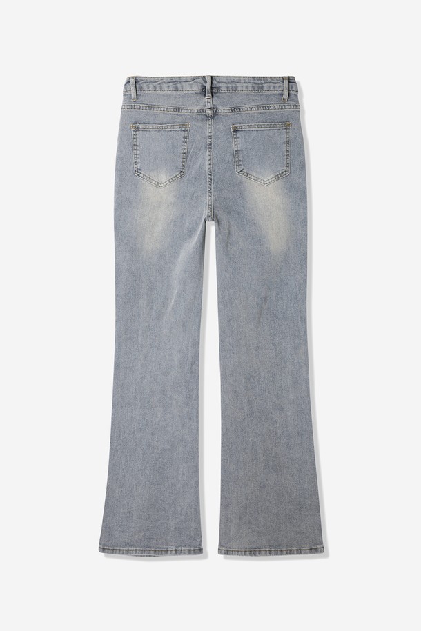 여성 부츠컷 워싱 데님 팬츠(HB7DP50)는 캐주얼하고 베이직한 스타일을 연출하기에 좋은 데님 팬츠입니다. 봄, 여름, 가을 계절에 착용하기 적합하며, 일상 및 데이트룩, 여행룩에 활용하기 좋습니다. 연청 컬러의 워싱 디테일이 돋보이며, 레귤러핏 부츠컷 디자인으로 다리가 길어 보이는 효과를 줍니다. 뻣뻣한 촉감의 데님 소재로 제작되어 튼튼하며, 유행을 타지 않는 미니멀한 스타일을 완성합니다.
