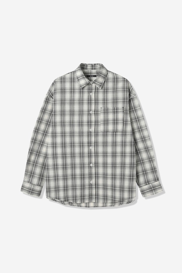 남성 체크 긴팔 베이직 셔츠(HB7LS01)는 봄, 가을에 착용하기 좋은 셔츠입니다. O-WHITE, BLACK 두 가지 색상으로 출시되었으며, 일상복, 데이트룩, 출근룩 등 다양한 TPO에 활용 가능합니다. 면과 폴리에스테르 혼방 소재로 제작되어 부드러운 촉감을 선사하며, 릴랙스핏으로 편안한 착용감을 제공합니다. 베이직 스타일의 칼라 셔츠로 클래식, 미니멀, 캐주얼 스타일을 연출하기 좋으며, 주머니 및 소매 턱 디테일이 돋보입니다. 주름 방지 원단으로 관리의 편의성을 높였으며, 밝은 색상은 비침이 있을 수 있습니다.
