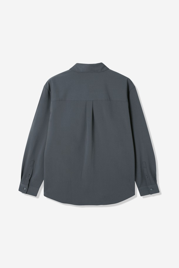 **남성 우븐 베이직 긴팔 셔츠(HB8LS30)**는 일상과 비즈니스 캐주얼에 모두 잘 어울리는 남성용 셔츠입니다. 봄, 가을에 적합하며, 베이직하고 미니멀한 스타일을 추구하는 남성에게 적합합니다. 그레이 컬러의 무지 디자인으로, 기본 버튼다운 디자인과 레귤러 기장의 베이직핏이 특징입니다. 긴 소매 기장과 우븐 소재를 사용하여 편안한 착용감을 제공하며, 클래식, 미니멀, 캐주얼 등 다양한 스타일 연출이 가능합니다. 출근룩과 같은 TPO에도 활용하기 좋습니다.
