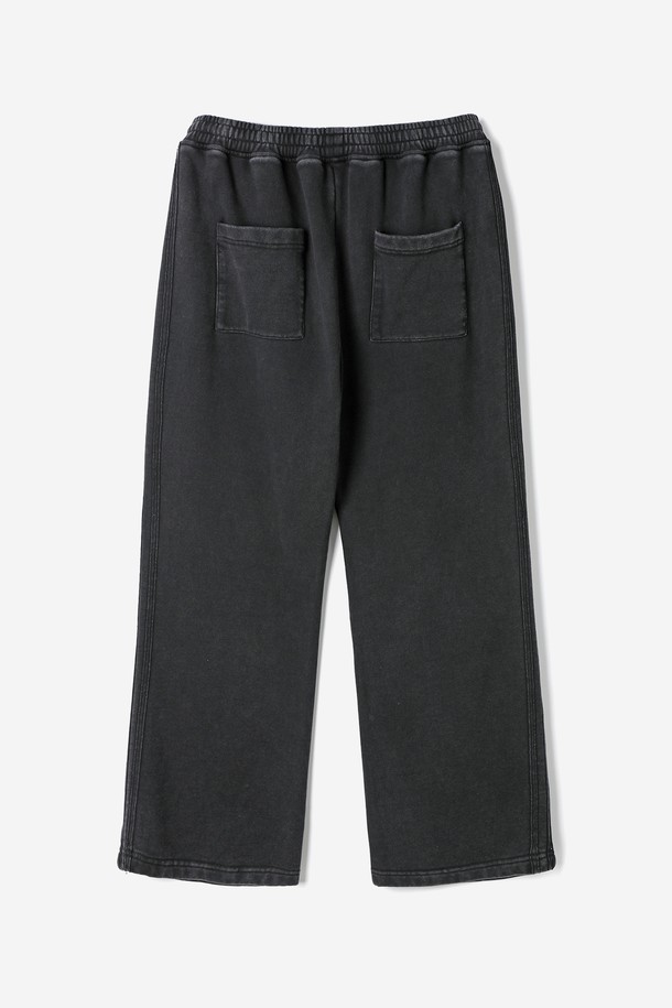 남성 풀밴딩 쭈리 팬츠(HB8LPA1)는 편안한 착용감을 선사하는 루즈핏 긴바지입니다. 부드러운 면 소재에 두꺼운 두께감으로 봄, 가을, 겨울 모두 활용 가능하며, 일상복으로 적합합니다. 밴딩 처리로 활동성을 높였으며, 쭈리 원단 특유의 포근한 촉감이 특징입니다. 차콜 색상의 무지 디자인으로 캐주얼하고 미니멀한 스타일을 연출하여 집콕룩, 산책룩 등 편안한 TPO에 잘 어울립니다.
