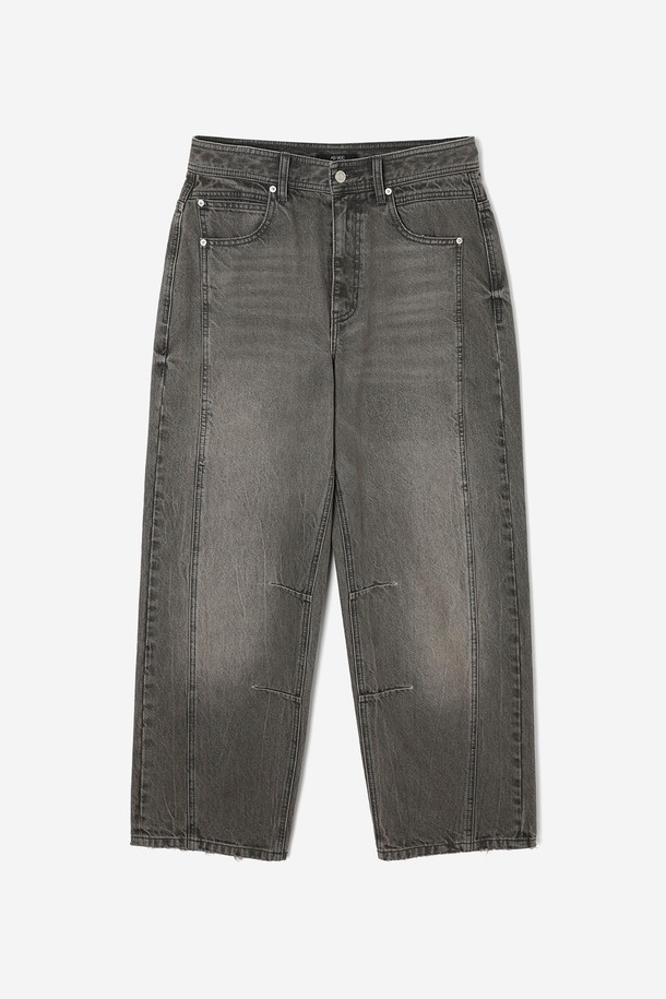 남성 옆선 디테일 포인트 데님 팬츠(HB9DP06)는 캐주얼 및 미니멀 스타일을 모두 소화할 수 있는 남성용 데님 팬츠입니다. 그레이 컬러의 무지 디자인으로, 봄, 가을에 착용하기 적합합니다. 뻣뻣한 촉감의 데님 소재로 제작되었으며, 와이드 핏과 루즈핏으로 편안한 착용감을 제공합니다. 옆선 디테일이 포인트로 들어가, 밋밋함을 덜고 스타일리시함을 더했습니다. 긴 기장으로 다양한 스타일 연출이 가능하며, 밴딩은 없습니다.
