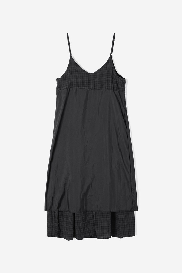 여성 슬리브리스 체크 원피스(HB8OP51)는 여름 시즌, 데일리룩과 휴가룩에 모두 활용하기 좋은 슬리브리스 원피스입니다. 부드러운 면과 폴리에스테르 혼방 소재로 제작되어 가볍고 편안한 착용감을 선사하며, 중간 두께감으로 비침 걱정 없이 입을 수 있습니다. 베이직하면서도 캐주얼한 체크 패턴과 V넥 디자인, 티어드 치마는 여성스러운 분위기를 연출하며, 루즈핏으로 편안하게 활동할 수 있습니다. 이너웨어 착용을 권장하며, 미니멀, 캐주얼, 리조트 스타일을 즐기는 분들께 추천합니다.
