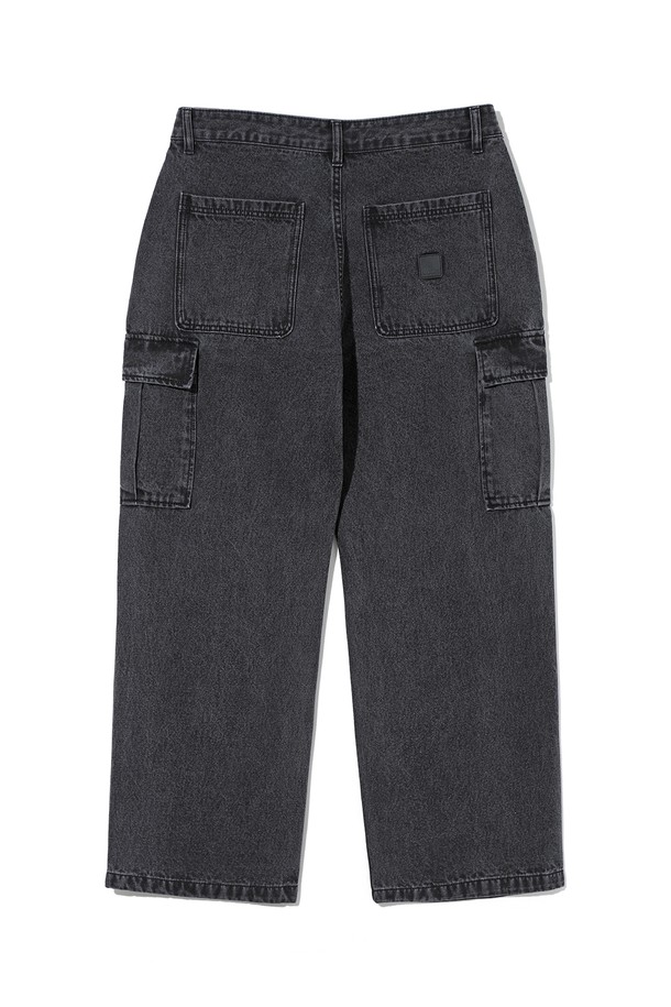 남녀공용 데일리 스몰로고 데님 원턱 와이드핏 팬츠[DK-GREY](UB8DP01_36)는 캐주얼과 미니멀 스타일을 모두 아우르는 데님 팬츠입니다. 다크그레이 컬러의 이 바지는 사계절 내내 활용 가능하며, 일상에서 편안하게 착용할 수 있습니다. 스몰 로고 디테일이 돋보이며, 와이드핏 디자인으로 트렌디한 스타일을 연출합니다. 원턱 디테일이 편안한 착용감을 제공하며, 데님 소재로 제작되어 튼튼합니다.
