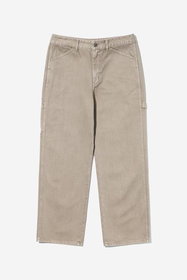 남녀공용 프레피 와이드 헤머루프 데님 팬츠[BEIGE](UB8DP02_25)는 편안함과 스타일을 동시에 잡은 데님 팬츠입니다. 베이지 컬러의 무지 디자인으로 어떤 상의에도 잘 어울리며, 봄, 가을에 착용하기 좋습니다. 와이드 핏으로 활동성을 높였으며, 헤머루프 디테일이 특징입니다. 프레피, 미니멀, 클래식 스타일을 연출하기에 적합하며, 데님 소재 특유의 견고함과 자연스러운 멋을 느낄 수 있습니다. 일상생활에서 편안하게 착용할 수 있는 아이템입니다.
