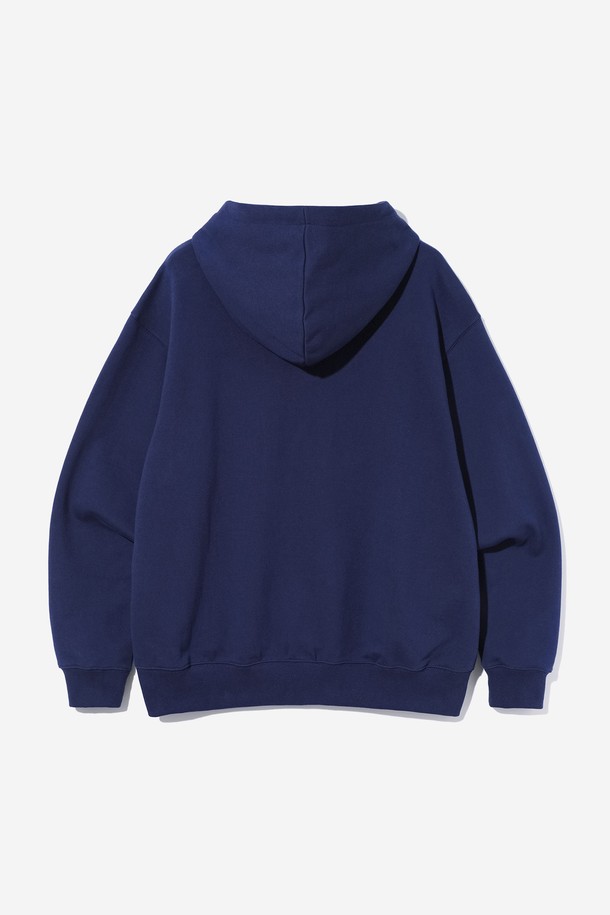 네이비 컬러의 남녀공용 프레피 릴 베어 후디입니다. 캐주얼하면서도 프레피한 스타일을 연출하기 좋으며, 가을과 겨울에 따뜻하게 입을 수 있습니다. 릴랙스 핏으로 편안한 착용감을 선사하며, 크롭 기장으로 트렌디함을 더했습니다. 후드 디자인과 곰 캐릭터 프린트가 귀여운 포인트를 더하는 긴소매 후드티셔츠입니다. 데일리룩으로 활용하기 좋은 아이템입니다.
