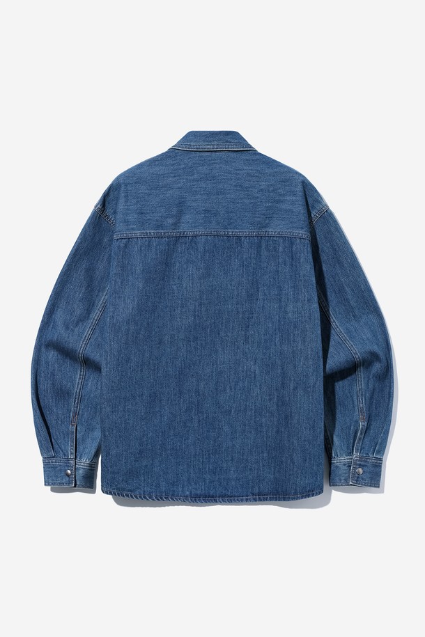 남녀공용 레트로 프레피 데님 셔츠[MD-INDIGO](UB8LS21_05)는 빈티지한 감성을 담은 인디고 컬러의 데님 셔츠입니다. 봄, 가을 시즌에 적합하며, 레트로와 프레피 스타일을 동시에 연출할 수 있습니다. 뻣뻣한 촉감의 두꺼운 데님 소재로 제작되었으며, 오버핏으로 편안한 착용감을 선사합니다. 카라 디자인에 긴소매, 무지 패턴으로 깔끔함을 더했으며, 버튼 여밈 방식으로 클래식한 매력을 더했습니다. 일상복으로 활용하기 좋은 디자인입니다.
