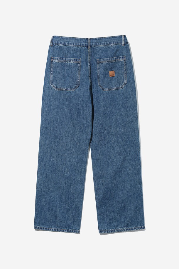 **남녀공용 레트로 프레피 더블니 데님 팬츠[MD-INDIGO](UB8DP21_05)는 빈티지한 감성을 자극하는 데님 반바지입니다.** 인디고 컬러의 데님 소재로 제작되었으며, 레트로와 프레피 스타일을 동시에 연출할 수 있습니다. 허벅지 부분에 덧대어진 더블니 디테일이 특징이며, 레귤러핏으로 편안한 착용감을 선사합니다. 봄, 가을 시즌에 활용하기 좋으며, 무지 패턴으로 다양한 상의와 손쉽게 매치할 수 있습니다. 뻣뻣한 촉감의 데님 소재가 클래식한 무드를 더합니다.
