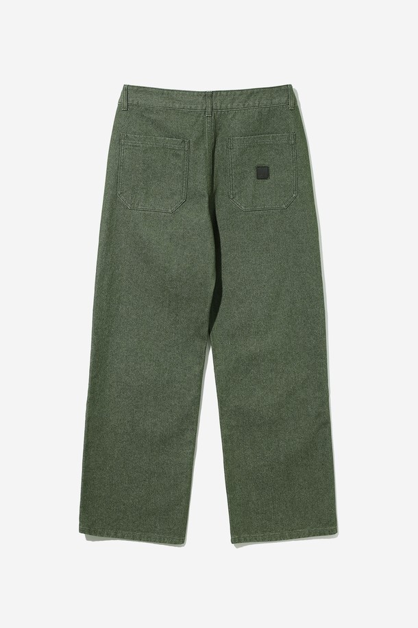 남녀공용 레트로 프레피 더블니 데님 팬츠[KHAKI](UB8DP21_65)는 봄, 가을에 어울리는 데이트룩 연출을 위한 필수 아이템입니다. 100% 데님 소재, 두꺼운 두께감과 뻣뻣한 촉감으로 탄탄한 착용감을 선사하며, 루즈핏 와이드 실루엣으로 편안한 활동성을 보장합니다. 카키 컬러의 무지 디자인에 더블니 디테일이 더해져 레트로, 프레피, 캐주얼 스타일을 모두 소화할 수 있습니다. 
