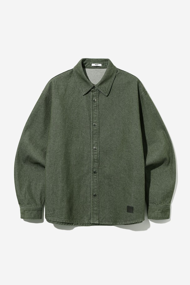 남녀공용 레트로 프레피 데님 셔츠[KHAKI](UB8LS21_65)는 봄, 가을에 어울리는 두꺼운 데님 소재의 카키 컬러 셔츠입니다. 레귤러핏으로 제작되었으며, 셔츠 특유의 뻣뻣한 촉감이 특징입니다. 긴 소매와 카라넥 디자인으로 클래식하면서도 레트로, 캐주얼한 스타일을 연출합니다. 버튼다운 디테일이 돋보이며, 출근룩과 데이트룩에 모두 활용하기 좋습니다. 무지 패턴으로 다양한 하의와 쉽게 매치할 수 있습니다.
