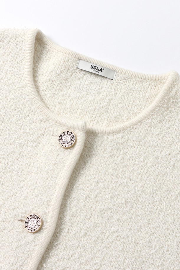 여성 프레피 메달리온 수츠 카디건[CREAM] (UB8GD50_21)은 부드러운 니트 소재로 제작되어 봄, 가을에 착용하기 좋은 얇은 두께의 크롭 기장 카디건입니다. 라운드넥 디자인에 긴 소매, 레귤러핏으로 제작되었으며, 클래식하고 프레피한 무드를 연출합니다. 무지 패턴에 메달리온 디테일이 포인트로 더해져 세련된 느낌을 줍니다. 데이트룩이나 모임룩에 활용하여 미니멀하면서도 스타일리시한 룩을 완성해 보세요. 버튼 여밈 방식으로 간편하게 착용할 수 있습니다.
