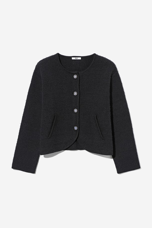 여성 프레피 메달리온 수츠 카디건[BLACK](UB8GD50_39)은 가을과 겨울에 어울리는 여성용 니트 카디건입니다. 부드러운 촉감의 니트 소재로 제작되었으며, 라운드넥에 긴소매, 레귤러핏 크롭 기장으로 디자인되었습니다. 블랙 컬러에 메달리온 패턴이 더해져 프레피 스타일을 연출하며, 버튼 여밈 방식으로 편안하게 착용할 수 있습니다. 데이트룩, 모임룩 등 다양한 TPO에 클래식, 프레피, 캐주얼 스타일로 활용하기 좋습니다. 두꺼운 두께감으로 따뜻함을 더했습니다.
