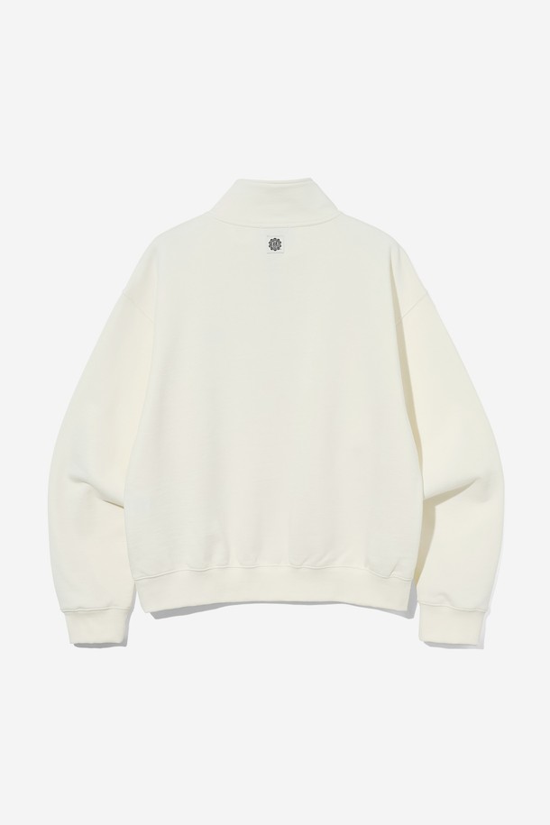 남녀공용 데일리 스몰로고 하프집업[CREAM](UB9LT37_21)은 부드러운 촉감의 면 소재로 제작되어 편안한 착용감을 선사합니다. 베이직한 디자인에 캐주얼한 스타일을 더해 데일리룩 또는 일상복으로 활용하기 좋습니다. 크림 컬러에 스몰 로고 패턴이 은은하게 포인트가 되어 미니멀한 매력을 더합니다. 긴 소매와 하프넥 디자인, 레귤러핏으로 봄, 가을 시즌에 활용하기 좋은 아이템입니다. 집업 스타일로 간편하게 착용 가능합니다.
