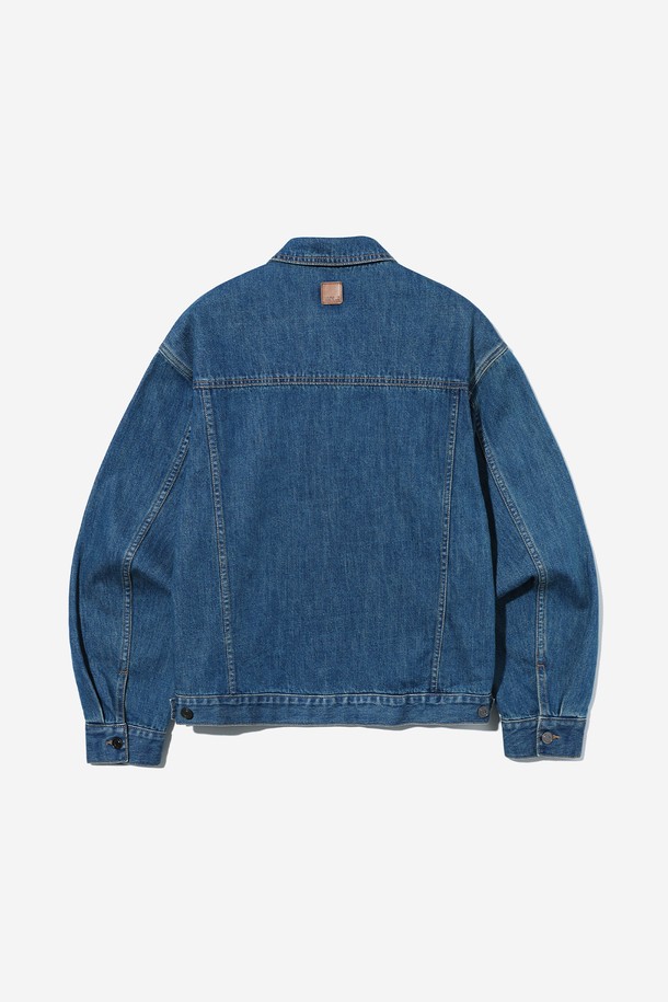 남녀공용 레트로 프레피 데님 트러커 재킷[MD-INDIGO](UB9DJ03_05)은 유행을 타지 않는 디자인으로, 데이트룩과 모임룩을 위한 완벽한 아이템입니다. 뻣뻣한 촉감의 두꺼운 데님 소재로 제작되어 튼튼하며, 워싱 디테일이 빈티지한 멋을 더합니다. 레귤러핏으로 편안하게 착용 가능하며, 버튼 여밈 방식으로 클래식한 매력을 선사합니다. 봄, 가을 시즌에 어울리는 긴 소매 크롭 기장의 인디고 컬러 데님 재킷으로, 레트로, 클래식, 캐주얼 스타일을 모두 소화할 수 있습니다.
