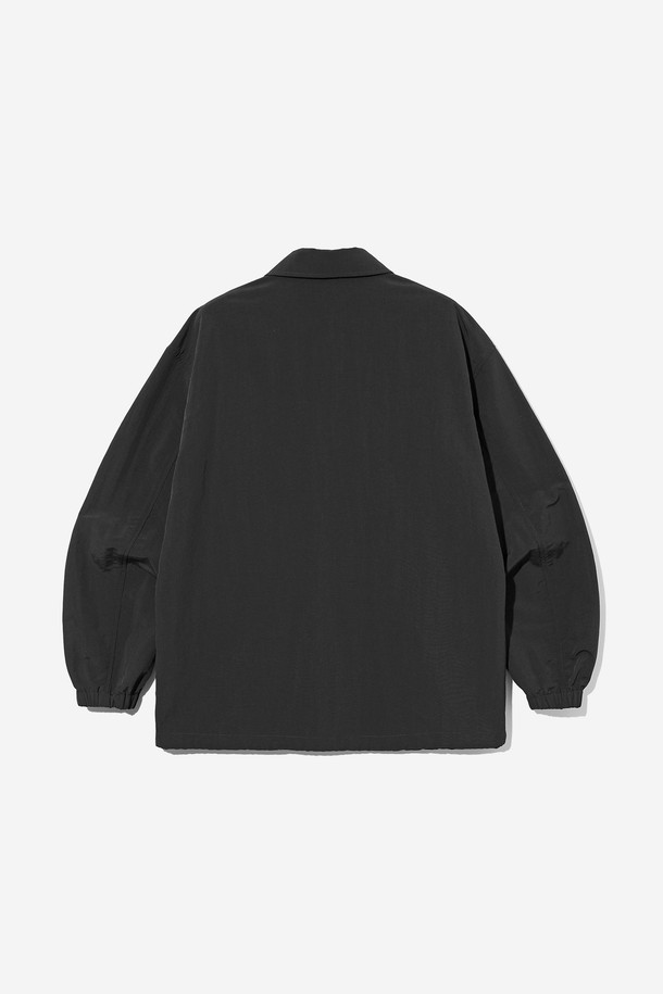 남녀공용 레트로 프레피 홑겹 셔켓[BLACK](UB8UJ20_39)은 봄, 가을에 어울리는 얇은 두께의 블랙 컬러 셔켓입니다. 남녀 모두 착용 가능한 오버핏 디자인으로, 레트로, 프레피 스타일을 연출하기 좋습니다. 데이트룩, 미니멀한 스타일을 선호하는 분들께 추천하며, 무지 패턴에 버튼 여밈 방식과 긴 소매 기장, 크롭 기장으로 세련된 핏을 제공합니다. 홑겹으로 제작되어 가볍게 걸치기 좋고, 다양한 TPO에 활용할 수 있습니다.
