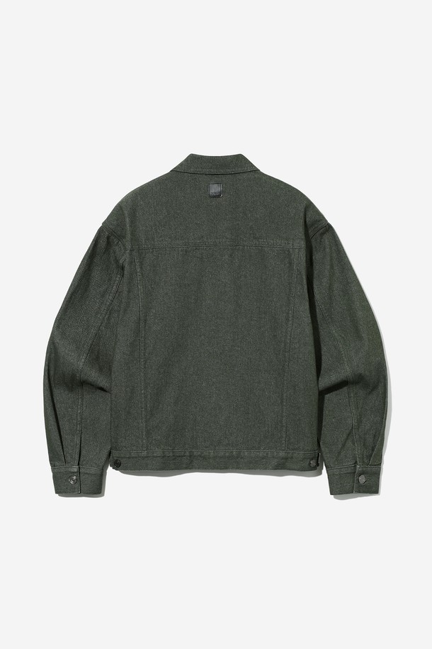 남녀공용 레트로 프레피 데님 트러커 재킷[KHAKI](UB9DJ03_65)은 캐주얼한 스타일을 추구하는 분들을 위한 아이템입니다. 카키 색상의 무지 데님 소재로 제작되었으며, 봄, 가을에 적합한 두꺼운 두께감을 자랑합니다. 레귤러핏으로 편안하게 착용 가능하며, 크롭 기장과 버튼 여밈 방식, 그리고 포켓 디테일이 특징입니다. 뻣뻣한 촉감과 긴 소매 기장이 레트로 무드를 더하며 프레피 스타일을 연출하기 좋습니다.
