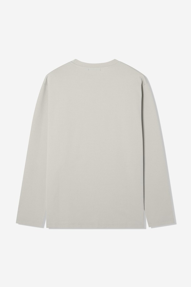 남성 분또 베이직 라운드 긴팔티(HBRLT30)는 부드러운 면 소재로 제작되어 봄, 가을 간절기에 활용하기 좋은 제품입니다. 베이직핏으로 편안한 착용감을 선사하며, 라운드넥 디자인과 베이지, 그레이 두 가지 기본 컬러로 미니멀한 스타일을 연출합니다. 출근룩이나 데이트룩과 같이 다양한 TPO에 매치하기 좋으며, 미니멀, 클래식, 캐주얼 등 폭넓은 스타일을 소화합니다. 심플한 로고 디테일이 돋보이는 긴소매 티셔츠로, 데일리 아이템으로 활용하기 좋습니다.
