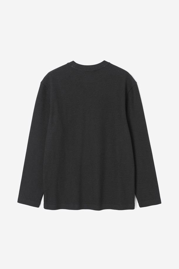 남성 베이직 코튼 라운드넥 긴팔 티셔츠(HB9LT05)는 부드러운 촉감의 면 50%와 폴리에스터 50% 혼방 소재로 제작되어 편안한 착용감을 선사합니다. 베이직한 디자인으로 캐주얼, 미니멀, 클래식 등 다양한 스타일 연출에 용이하며, 봄, 여름, 가을 계절에 활용하기 좋습니다. 릴랙스 핏과 레귤러 기장으로 편안한 활동성을 보장하며, 주름 방지 기능으로 관리가 용이합니다. 아이보리, LT-그레이, 블랙, 스카이 블루의 네 가지 다채로운 컬러 옵션으로 만나보세요. 라운드넥과 긴 소매 디자인으로 어떤 코디에도 활용하기 좋은 기본 아이템입니다.
